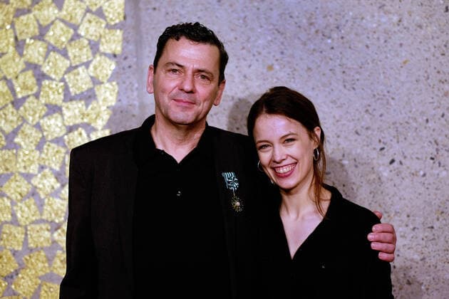 Regisseur Christian Petzold und Schauspielerin Paula Beer beim Photocall anlässlich der Verleihung des französischen Kulturordens - Ordre Officier des Arts et des Lettres (Orden der Künste und der Literatur) anlässlich der 70. Internationalen Filmfestspiele Berlin snapshot-photography xK.M.Krause