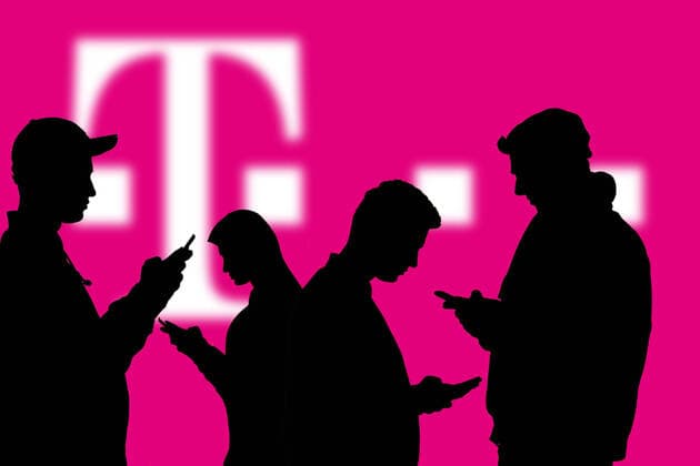 (FOTOMONTGE, model released) Umrisse junger Leute mit Smartphone vor dem Logo der Deutschen Telekom