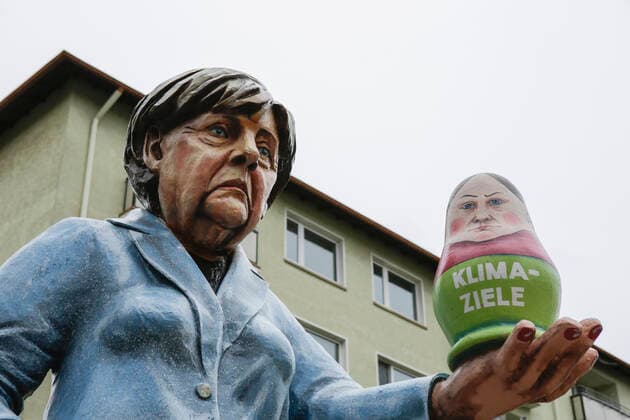 Germany: Rose Monday Carnival Parade in Mainz 2020 German Chancellor Angela Merkel is depicted on a float in the Mainz Rose Monday parade. She is pictured with a set of matryoshka dolls, bearing the face of climate activist Greta Thunberg, representing the German climate policies that are getting smaller and smaller. Around half a million people lined the streets of Mainz for the traditional Rose Monday Carnival Parade. The 9 km long parade with over 9,000 participants is one of the three large Rose Monday Parades in Germany. Mainz Rhineland-Palatinate Germany Copyright: MichaelxDebets