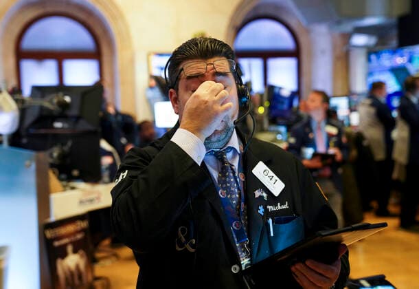 2020 Bilder des Jahres, News 02 Februar News Themen der Woche KW09 News Bilder des Tages (200224) -- NEW YORK, Feb. 24, 2020 -- A trader works at the New York Stock Exchange in New York, the United States, on Feb. 24, 2020. U.S. stocks plunged on Monday with all three major indexes plunging more than 3 percent amid rising risk aversion. The Dow fell 3.56 percent to 27,960.80, and the S&P 500 was down 3.35 percent to 3,225.89, while the Nasdaq was down 3.71 percent to 9,221.28. ) U.S.-NEW YORK-STOCKS WangxYing 