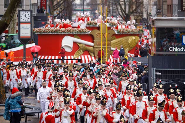 Karnevalisten beim Kölner Rosenmontagszug 2020. Köln, 24.02.2020