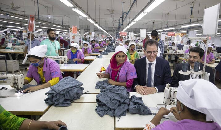 Bundesentwicklungsminister Gerd Mueller, CSU, beim Besuch der Textilfabrik Tivoli Apparels Ltd. in Bangladesch, Dhaka, 25.02.2020. Dhaka Bangladesch *** Federal Development Minister Gerd Mueller, CSU, during his visit to the textile factory Tivoli Apparels Ltd in Bangladesh, Dhaka, 25 02 2020 Dhaka Bangladesh Copyright: xUtexGrabowsky photothek.netx