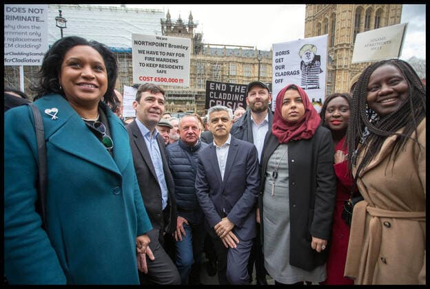 2020 Bilder des Jahres, News 02 Februar News Themen der Woche KW09 News Bilder des Tages . 25 02 2020. London, United Kingdom. MPs Attend Cladding Protest. Mayors of London and Greater Manchester accompanied by numerous MPs and residents from across the country join to lobby Parliament and protest at the dire situation high-rise homeowners continue to encounter because of fees to replace cladding.  xMartynxWheatleyx xi-Imagesx IIM-20826-0027