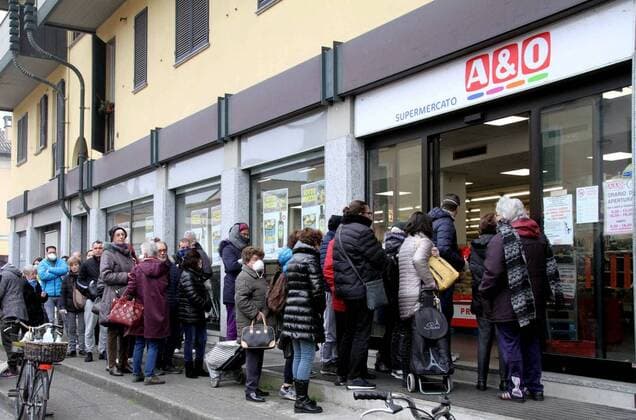 Quarantine situation in the Red zone of the villages of the lower Lodi area affected by the Coronavirus infection, Covidis-19, queue of citizens at the Codogno supermarket (Laura Gozzini Fotogramma, CODOGNO - 2020-02-25) p.s. la foto e utilizzabile nel rispetto del contesto in cui e stata scattata, e senza intento diffamatorio del decoro delle persone rappresentate  Copyright: xLauraxGozzinix xFOTOGRAMMAx