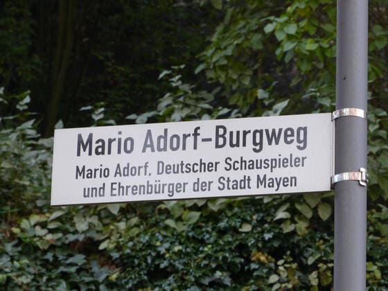 Themenfoto: Gedenkschild, Mario Adorf, 25.02.2020 Strassenschild Mario.Adorf-Burgweg in Mayen, Themenfoto: Gedenkschild, Mario Adorf - *** Theme photo commemorative sign, Mario Adorf, 25 02 2020 Street sign Mario Adorf Burgweg in Mayen, Theme photo commemorative sign, Mario Adorf Copyright: xAugstx xEibner-Pressefotox EP_jat