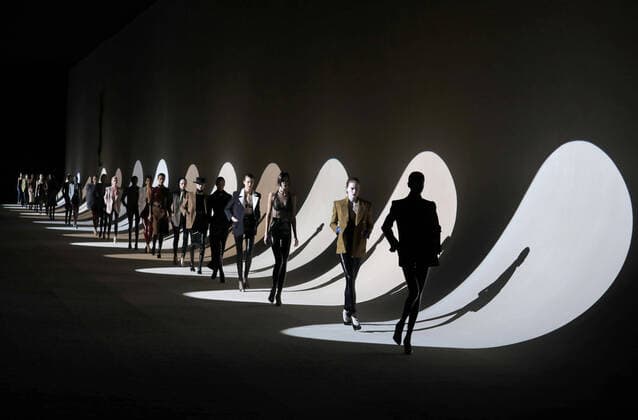 2020 Bilder des Jahres, Entertainment 02 Februar A model takes to the catwalk during Saint Laurent s show as part of the Fall-Winter 2020 Fashion Week presentations in Paris on Tuesday, February 25, 2020.  PAR20200225119 ECOxCLEMENT
