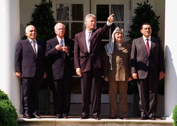 United States President Bill Clinton poses with Middle East Leaders prior to the signing of the Oslo 2 Accord on September 28, 1995. From left to right: King Hussein of Jordan; Prime Minister Yitzhak Rabin of Israel; President Clinton; Chairman Yasser Arafat of the Palestinian Authority; and President Hosni Mubarak of Egypt.. Copyright: x(C)1995xArniexSachsxxxConsolidatedxNewsxPhotosxxxAllxRightsxReservedx