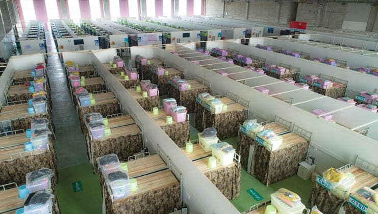 News Bilder des Tages (200226) -- BEIJING, Feb. 26, 2020 -- Aerial photo taken on Feb. 25, 2020 shows the Qingshan Nanmu makeshift hospital under transformation in Wuhan, capital of central China s Hubei Province. Facing a shortage of beds amid the coronavirus outbreak, Wuhan has put into use many temporary hospitals converted from existing venues such as gyms, exhibition centers and plants. Upon the completion, the Qingshan Nanmu makeshift hospital is expected to offer 616 beds to treat patients with mild symptoms. ) XINHUA PHOTOS OF THE DAY XiaoxYijiu 