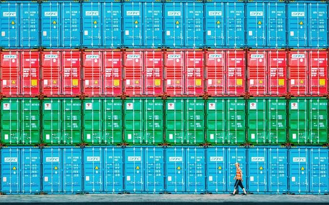 LIANYUNGANG, CHINA - AUGUST 09: A worker walks by piled-up containers at Port of Lianyungang on August 8, 2019 in Lianyungang, Jiangsu Province of China.  Copyright: xVCGx CFP111272557638
