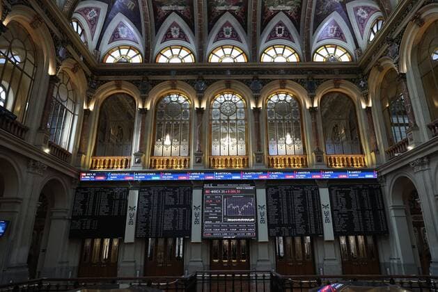 An information panel shows the evolution of Spanish index IBEX 35 at the stock market in Madrid, Spain, 26 February 2020. The IBEX 35 dropped a 0.31 per cent at the start of the trading day following the world s stock markets trend due to the fear to COVID-19 spread. IBEX 35 drops a 0.31 per cent !ACHTUNG: NUR REDAKTIONELLE NUTZUNG!  Copyright: xRodrigoxJiménezx GRAF6839 20200226-637183134411806747