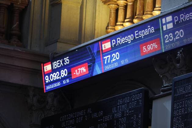Screens show the evolution of Spanish index IBEX 35 at the stock market in Madrid, Spain, 26 February 2020. The IBEX 35 dropped a 0.31 per cent at the start of the trading day following the world s stock markets trend due to the fear to COVID-19 spread. IBEX 35 drops a 0.31 per cent !ACHTUNG: NUR REDAKTIONELLE NUTZUNG!  Copyright: xRodrigoxJiménezx GRAF6836 20200226-637183135066931382