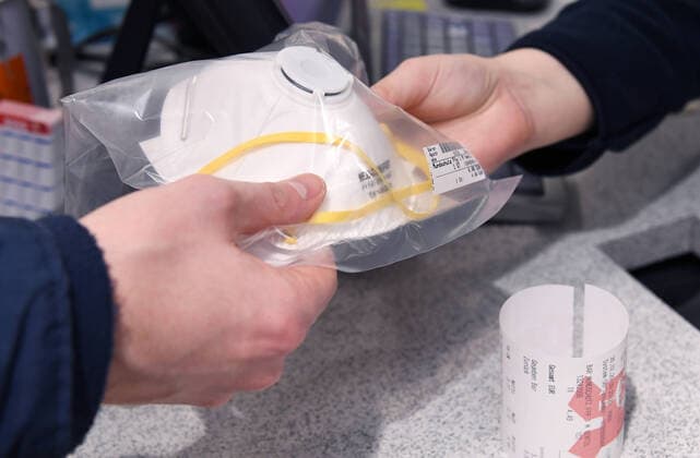 Tuebingen 26.02.2020 Schmuckbild: Verkauf einer Schutzmaske gegen Coronavirus in einer Apotheke, Schutzmasken sind fast ausverkauft