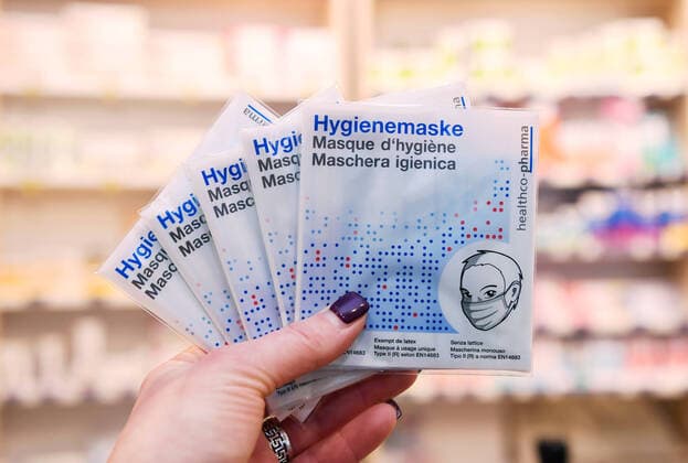 Tuebingen 26.02.2020 Schmuckbild: Verkauf von Hygienemasken gegen Coronavirus in einer Apotheke, Schutzmasken sind fast ausverkauft