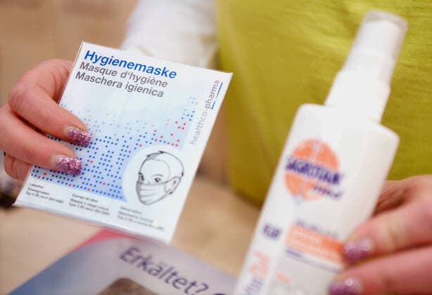 Tuebingen 26.02.2020 Schmuckbild: Verkauf einer Hygienemaske und Desinfektionsspray gegen Coronavirus in einer Apotheke, Schutzmasken sind fast ausverkauft