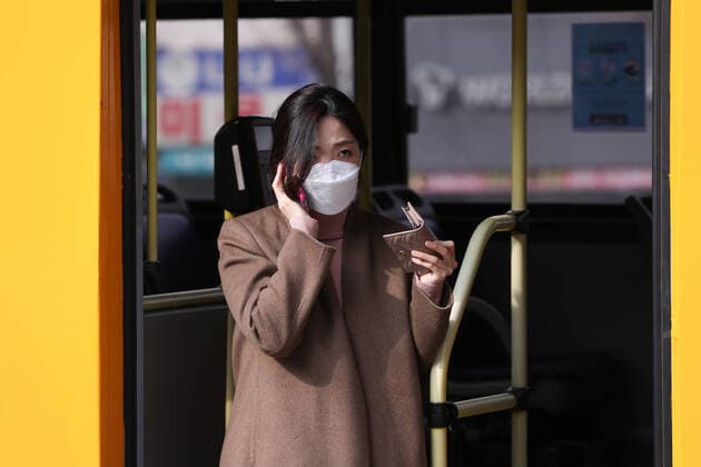(200226) -- SEOUL, Feb. 26, 2020 -- A passenger gets off a bus in Seoul, South Korea, Feb. 26, 2020. South Korea confirmed 284 more cases of the COVID-19 on Wednesday, raising the total number of infections to 1,261, and the death toll rose to 12. ) SOUTH KOREA-COVID-19-PATIENTS-INCREASE WangxJingqiang 
