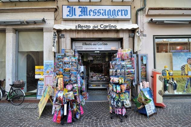 Pesaro ist eine Hafenstadt in der Region Marken (ital. Marche) und Hauptstadt und Verwaltungssitz der Provinz Pesaro und Urbino. Der Ort liegt am Fluss Foglia, der nahe der historischen Altstadt in die Adria muendet. Die Nachbargemeinden sind Fano, Gabicce Mare, Gradara, Mombaroccio, Monteciccardo, Montelabbate, Tavullia und Vallefoglia. Foto: Zeitschriften - Kiosk am Piazza del Popolo *** Pesaro is a port city in the Marche region of Italy and is the capital and administrative centre of the province of Pesaro and Urbino. It lies on the river Foglia, which flows into the Adriatic Sea near the historic centre. The neighbouring municipalities are Fano, Gabicce Mare, Gradara, Mombaroccio, Monteciccardo, Montelabbate, Tavullia and Vallefoglia Photo Magazine Kiosk in Piazza del Popolo