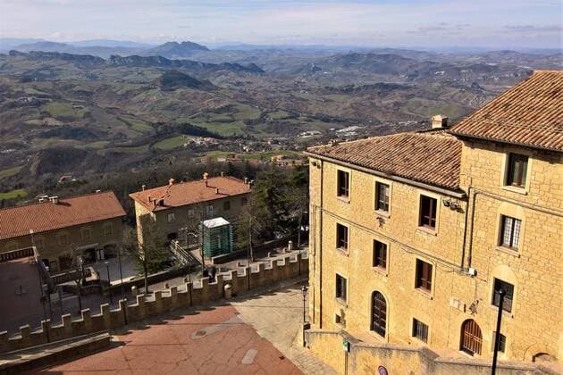 San Marino (Republik San Marino, italienisch Repubblica di San Marino, Beiname La Serenissima, die Allerdurchlauchteste) ist die vermutlich aelteste bestehende Republik der Welt, die der Ueberlieferung nach bis auf das Jahr 301 mit der Gruendung durch den heiligen Marinus zurueckgeht. Sie ist als Enklave vollstaendig von Italien umgeben und liegt zwischen den Regionen Emilia-Romagna (Provinz Rimini) und Marken (Provinz Pesaro und Urbino), nahe der adriatischen Kueste bei Rimini. San Marino ist mit einer Flaeche von etwa 60 Quadratkilometern der fuenftkleinste Staat der Welt und gehoert zu den sechs europaeischen Zwergstaaten und nach Einwohnerzahl mit einer Bevoelkerung von rund 30.000 Einwohnern zu den kleinsten Staaten der Erde. Hauptstadt ist die gleichnamige Stadt, Amtssprache ist Italienisch. San Marino gehoert gemessen am nominalen