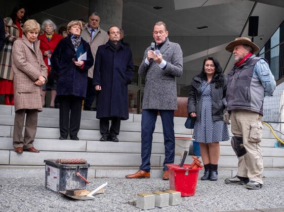 2020 Bilder des Jahres, News 02 Februar News Themen der Woche KW09 News Bilder des Tages Vor dem neuen Gebaeude des Axel Springer Verlages in Berlin sind am Mittwoch (26.02.2020) die ersten von insgesamt 80 Stolpersteinen verlegt worden. An der Gedenkveranstaltung nahmen neben dem Springer-Vorstandsvorsitzenden Mathias Doepfner (3.v.re.) auch der Antisemitismusbeauftragte der Bundesregierung, Felix Klein (M.), Kulturstaatsministerin Monika Gruetters (CDU, 2.v.li.) und die Holocaust-Ueberlebende Margot Friedlaender (hinten 2.v.li.) teil. (Foto li.: Friede Springer, Verlegerin und Vorstandsmitglied der Axel Springer SE) Verlegt wurden die Stolpersteine vom Initiator des Gedenkprojektes, dem Koelner Kuenstler Gunter Demnig (re. mit Ehefrau). Mit den Stolpersteinen wird an Menschen erinnert, die zwischen 1933 und 1945 von den Nationalsozialisten verfolgt wurden. Die Betonquader mit einer Messingplatte werden in den Gehweg vor Copyright: epd-bild RolfxZoellner EDITORIAL USE ONLY
