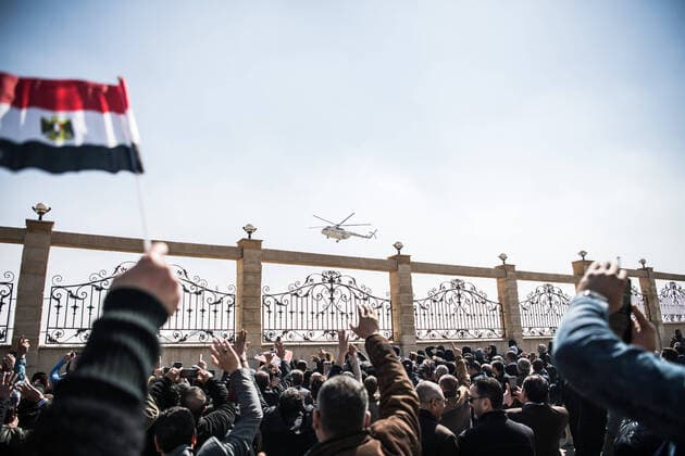 2020 Bilder des Jahres, News 02 Februar News Themen der Woche KW09 News Bilder des Tages (200226) -- CAIRO, Feb. 26, 2020 -- Supporters of Egypt s former president Hosni Mubarak wave hands to the helicopter which carries his body in Cairo, Egypt, Feb. 26, 2020. Egypt held a military funeral on Wednesday for the country s former president Hosni Mubarak who died on Tuesday at the age of 91. ) EGYPT-CAIRO-HOSNI MUBARAK-FUNERAL WuxHuiwo 