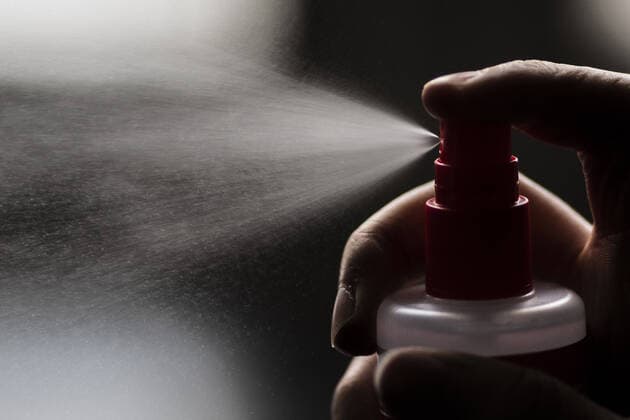 Desinfektionsmittel wird versprueht, aufgenommen in Berlin, 26.02.2020. Desinfektionsmittel gilt als eine effektive Praeventionmassnahme gegen das Verbreiten von Viren und Bakterien, wie beispielsweise das neuartige Corona-Virus SARS CoV-2, das vermehrt in Asien und Europa auftaucht. Berlin Deutschland