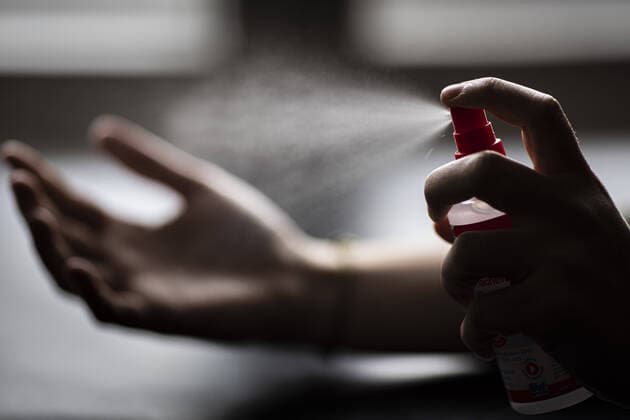 Desinfektionsmittel wird versprueht, aufgenommen in Berlin, 26.02.2020. Desinfektionsmittel gilt als eine effektive Praeventionmassnahme gegen das Verbreiten von Viren und Bakterien, wie beispielsweise das neuartige Corona-Virus SARS CoV-2, das vermehrt in Asien und Europa auftaucht. Berlin Deutschland
