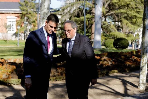 2020 Bilder des Jahres, News 02 Februar News Themen der Woche KW09 News Bilder des Tages Spanish Prime Minister Pedro Sanchez (L) welcomes Catalan regional President Quim Torra (R) prior to the first meeting between the Spanish central Government and the Catalan regional authorities to solve the Catalan issue at the Moncloa palace in Madrid, Spain, 26 February 2020. Spanish central Government and the Catalan regional authorities meet in Madrid !ACHTUNG: NUR REDAKTIONELLE NUTZUNG!  Copyright: xKikoxHuescax GRAF7045 20200226-637183329482394203