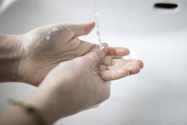 Haende werden mit Seife gewaschen in Berlin, 26.02.2020. Haendewaschen gilt als eine effektive Praeventionmassnahme gegen das Verbreiten von Viren und Bakterien, wie beispielsweise das neuartige Corona-Virus SARS CoV-2, das vermehrt in Asien und Europa auftaucht. Berlin Deutschland