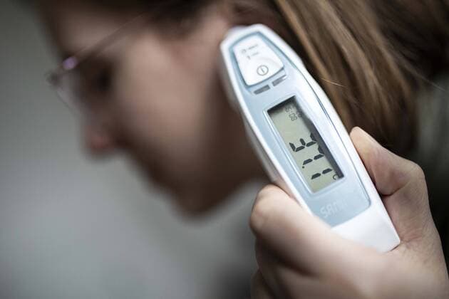 Eine Frau misst Fieber im Ohr in Berlin, 26.02.2020. Das neuartigen Corona-Virus bringt das Symptom ploetzlich stark auftretendem Fiebers mit sich. Berlin Deutschland