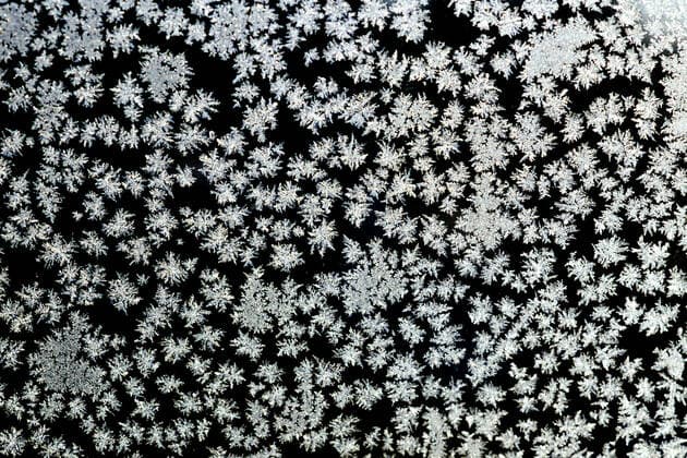 Eiskristalle auf Autoscheibe McPLAY *** Ice crystals on car window McPLAY McPLAY