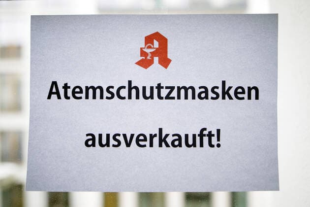 Ein Zettel mit der Aufschrift Atemschutzmasken ausverkauft klebt an einem Fenster. Berlin, 26.02.2020. Berlin Deutschland