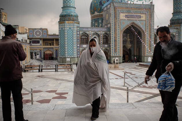 2020 Bilder des Jahres, News 02 Februar News Themen der Woche KW09 News Bilder des Tages February 26, 2020, Tehran, Iran: Iranians wearing face mask walk past in a street of northern Tehran, Iran. According to the Ministry of Health, at least 139 people diagnosed with coronavirus in the country and 19 people have died in Iran. Iran s government rejected claims of a much higher death toll of 50 by a lawmaker from the city of Qom that has been at the epicenter of the virus in the country. The disease caused by the virus (SARS-CoV-2) has been officially named COVID-19 by the World Health Organization Tehran Iran - ZUMAf146 20200226_zip_f146_004 Copyright: xRouzbehxFouladix