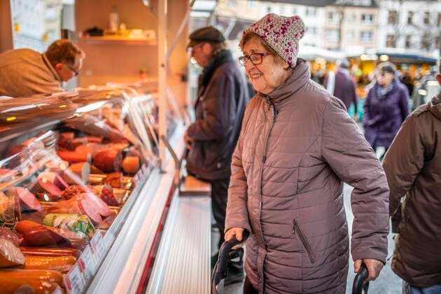 Seniorin betrachtet die Wurstwaren eines Metzgers auf dem Wochenmarkt, Köln, Nordrhein-Westfalen, Deutschland, Europa Copyright: imageBROKER/JanxTepass ibxjte05110451.jpg