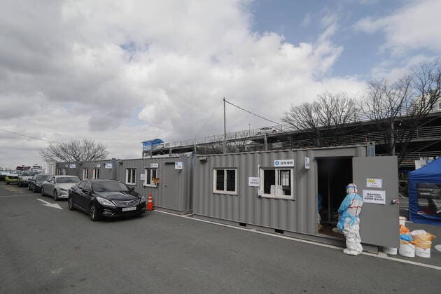 February 27, 2020, Daegu, SOUTH KOREA: Feb 27, 2020-Daegu, South Korea-COVID19 suspected patients stay in the car, the drive-through facility at medical center in Daegu, South Korea. South Korea reported another daily spike in the number of new infections of the new coronavirus on Thursday, and more additional cases may be identified in the hardest-hit city of Daegu and its neighboring regions as virus tests started on more than 210,000 members of a religious sect at the center of the rapid spread. The whopping 334 new cases took the nation s total infections to 1,595, according to the Korea Centers for Disease Control and Prevention. Daegu SOUTH KOREA - ZUMAr168 20200227_zap_r168_013 Copyright: xRyuxSeung-Ilx