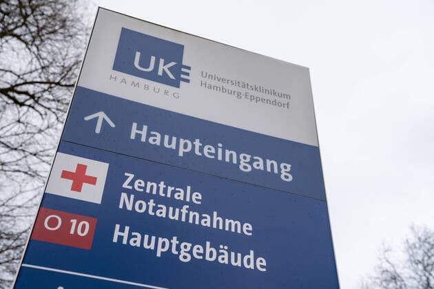 Universitätsklinikum Hamburg-Eppendorf - Hamburger Krankenhaus UKE - Universitäts-Klinikum - Symbolfoto Symbolbild - Hinweisschild am Hauptgebäude Eingang - Zentrale Notaufnahme;Universitätsklinikum Hamburg-Eppendorf - Hamburger Krankenhaus UKE - Universitäts-Klinikum - Symbolfoto Symbolbild -, Hamburg Hamburg Deutschland UKE