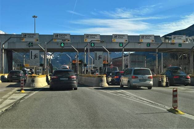 Die Brennerautobahn ist eine Autobahn, die von Innsbruck in Oesterreich (Brenner Autobahn A 13) ueber den Brennerpass nach Modena in Italien (Autostrada A22) fuehrt. Sie ist Teil der europaeischen Nord-Sued-Verbindung mit der Europastrasse 45 und wurde in den 1960er und 1970er Jahren gebaut. Sie war eine der ersten Gebirgsautobahnen der Welt. Im Norden ist sie mit der A 12 Inntal Autobahn verbunden und muendet im Sueden in die italienische A1. Die Brennerautobahn ist das wichtigste und geologisch schwierigste Teilstueck der europaeischen Autobahn von Muenchen nach Modena. Am Brenner ueberquert sie die Grenze zwischen dem oesterreichischen Bundesland Tirol und der italienischen Provinz Suedtirol. Foto: A22 Brenner-Autobahn, Ticket bzw Biglietto - Station (Maut) in Suedtirol, Italien