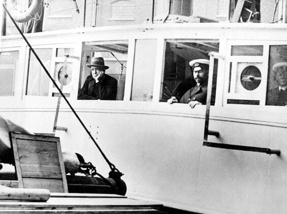 Antarctic explorer Ernest Shackleton (left), leaning out the window of a ship, undated, circa 1920s - CPL Archives Everett Collection CPL Archives Everett Collection PUBLICATIONXNOTxINxCANxCHNxFRAxITAxJPNxNORxPOLxRUSxESPxUKxUSA Copyright: xCPLxArchives EverettxCollectionx HBDERSH CL001