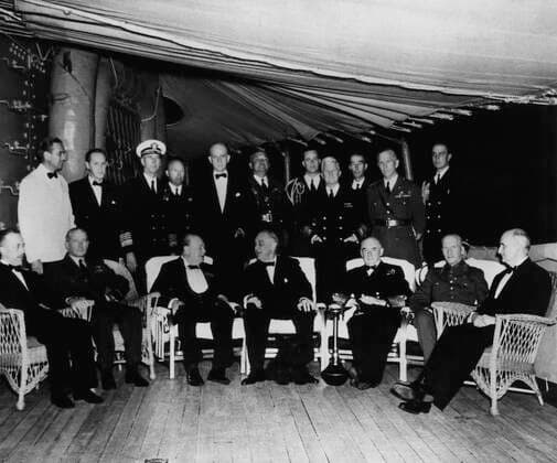 President Franklin D. Roosevelt (front, center), and Winston Churchill (front, left of center) aboard the U.S.S. Augusta, during the Atlantic Charter conferences, August 15, 1941. Courtesy Everett Collection PUBLICATIONXNOTxINxCANxCHNxFRAxITAxJPNxNORxPOLxRUSxESPxUKxUSA Copyright: xCourtesyxEverettxCollectionx HBDFRRO EC160
