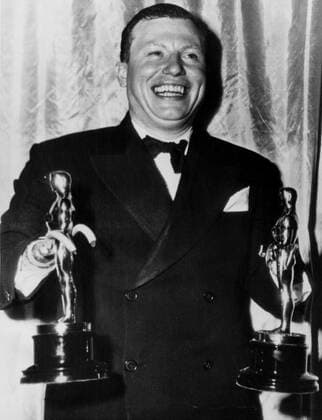 OSCARS. Bester Nebendarsteller. PreistrÃ¤ger 1941-1950 HAROLD RUSSELL with the two Oscars he received at the 19th Annual Academy Award ceremony at the Shrine Auditorium. Los Angeles, CA 3 14 47 - CPL Archives Everett Collection CPL Archives Everett Collection PUBLICATIONXNOTxINxCANxCHNxFRAxITAxJPNxNORxPOLxRUSxESPxUKxUSA Copyright: xCPLxArchives EverettxCollectionx HBDHARU CL001
