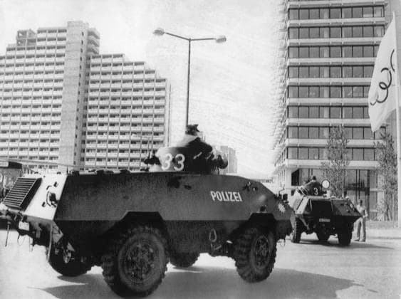 The Munich Massacre, West German armored cars roll into Olympic Village to take up positions, while Israeli hostages are held by Palestinian terrorists from the group Black September, Munich, West Germany, September 5-6, 1972. Courtesy Everett Collection PUBLICATIONXNOTxINxCANxCHNxFRAxITAxJPNxNORxPOLxRUSxESPxUKxUSA Copyright: xCourtesyxEverettxCollectionx HBDMUMA EC002