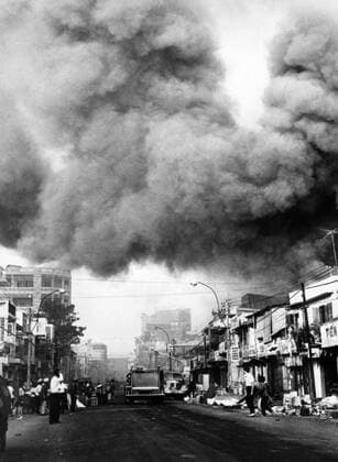 IMAGO History, Vietnamkrieg: 1955-1975 Vietnam War, black smoke over the capital city, fire trucks rush to scenes of fires set during the attacks by the Viet Cong during the Tet holiday period, Saigon, 1968 Courtesy Everett Collection PUBLICATIONXNOTxINxCANxCHNxFRAxITAxJPNxNORxPOLxRUSxESPxUKxUSA Copyright: xCourtesyxEverettxCollectionx HCDARNA EC033