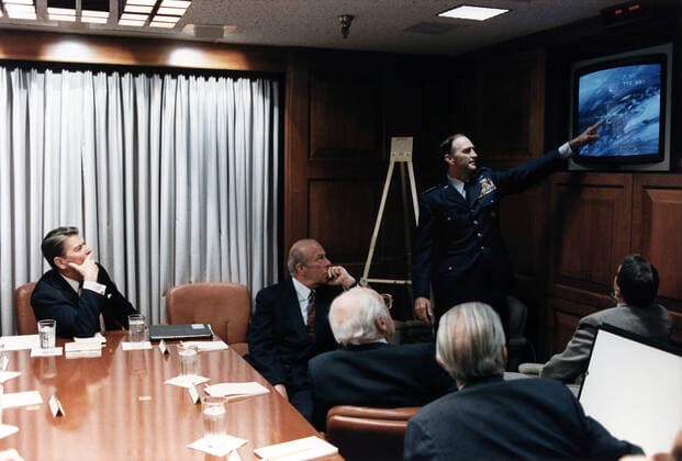 Ronald Reagan. President Reagan (L) and Secretary of State George P. Shultz (center) in a briefing with the National Security Council Staff on the Libya Bombing. Washington, D.C. April, 1986. Courtesy Everett Collection PUBLICATIONXNOTxINxCANxCHNxFRAxITAxJPNxNORxPOLxRUSxESPxUKxUSA Copyright: xCourtesyxEverettxCollectionx HCDARNA EC098