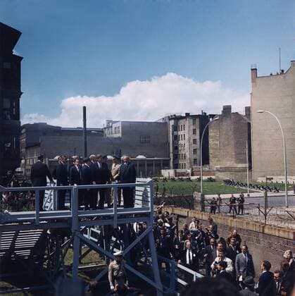 President John Kennedy and West German Chancellor, Konrad Adenauer, looking over the Berlin Wall into East Berlin. June 26, 1963. Courtesy Everett Collection PUBLICATIONXNOTxINxCANxCHNxFRAxITAxJPNxNORxPOLxRUSxESPxUKxUSA Copyright: xCourtesyxEverettxCollectionx HCDARNA EC111