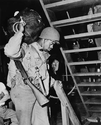 World War II, African American soldier carrying sack and rifle, circa 1940-1946. Courtesy Everett Collection PUBLICATIONXNOTxINxCANxCHNxFRAxITAxJPNxNORxPOLxRUSxESPxUKxUSA Copyright: xCourtesyxEverettxCollectionx HCDLCGA EC937