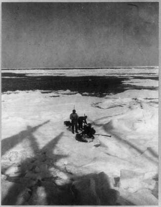 Discovery and exploration of the South Pole by Capt. Roald Amundsen and crew. Shown: members of the expedition capturing seals, ca. 1912 Courtesy Everett Collection PUBLICATIONXNOTxINxCANxCHNxFRAxITAxJPNxNORxPOLxRUSxESPxUKxUSA Copyright: xCourtesyxEverettxCollectionx HCDLCGE EC001