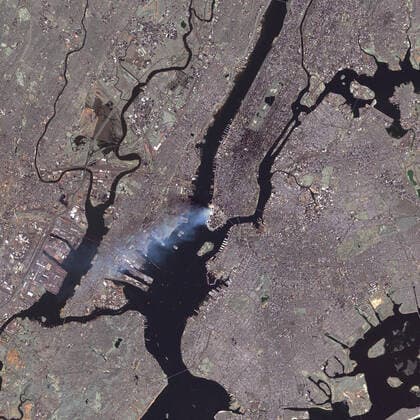 IMAGO History, AnschlÃ¤ge vom 11. September aus New York und Washington D.C 20 Jahre AnschlÃ¤ge vom 11. September: World Trade Center Aftermath of the World Trade Center Attack, taken by the Enhanced Thematic Mapper Plus, aboard the Landsat 7 satellite, September 12, 2001. Ã‚Â©Nasa-GSFC Courtesy Everett Collection gl-2002-001610 Nasa-GSFC Courtesy Everett Collection gl-2002-001610 PUBLICATIONXNOTxINxCANxCHNxFRAxITAxJPNxNORxPOLxRUSxESPxUKxUSA Copyright: xCourtesyxEverettxCollectionx HCDWOTR EC001