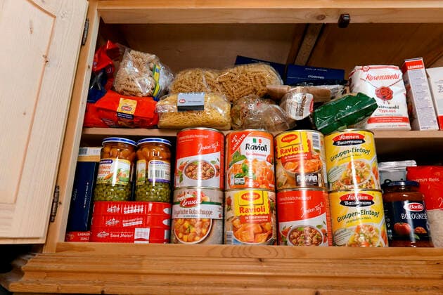 27.02.2020, Hamsterkäufe wegen Corona-Virus, der Vorrats-Schrank in einem Haushalt in Mindelheim (Bayern) ist voll gefüllt mit Konservendosen und Nudeln zur Überbrückung einer eventuellen Corona-Pandemie in Deutschland. 27.02.2020, Hamsterkäufe wegen Corona-Virus 27.02.2020, Hamsterkäufe wegen Corona-Virus