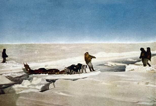 Robert Peary s successful North Pole Expedition traveling over frozen polar landscape. Men and dog sled are crossing water on an ice floe, 1909. Courtesy Everett Collection PUBLICATIONXNOTxINxCANxCHNxFRAxITAxJPNxNORxPOLxRUSxESPxUKxUSA Copyright: xCourtesyxEverettxCollectionx HISL002 EC211