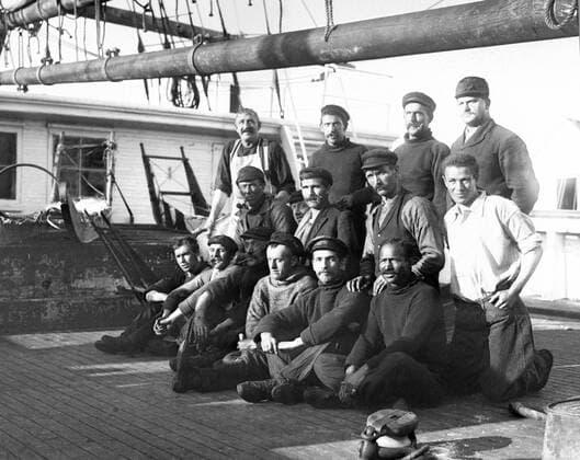 Robert Peary s Arctic exploration team on the deck of the expedition ship, the Roosevelt, in 1905. Matthew Henson (1866-1955) is the African American seated on right. Courtesy Everett Collection PUBLICATIONXNOTxINxCANxCHNxFRAxITAxJPNxNORxPOLxRUSxESPxUKxUSA Copyright: xCourtesyxEverettxCollectionx HISL002 EC224