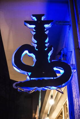 Leutschreklame eines Shisha Cafes in Neukölln Berlin Tellstraße in Neukölln Berlin Deutschland