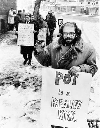 Allen Ginsberg (1927-1997), American Beat poet, leads a group of demonstrators outside the Women s House of Detention in Greenwich Village, demanding the release of prisoners arrested for use or possession of marijuana. 1965. Courtesy Everett Collection PUBLICATIONXNOTxINxCANxCHNxFRAxITAxJPNxNORxPOLxRUSxESPxUKxUSA Copyright: xCourtesyxEverettxCollectionx HISL005 EC058